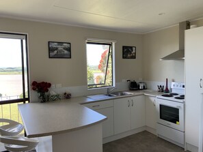 Fridge, microwave, oven, stovetop - 2 Adjoining riverfront homes, spa, allow kids & pets, sleeps 14 (Te Kopuru)