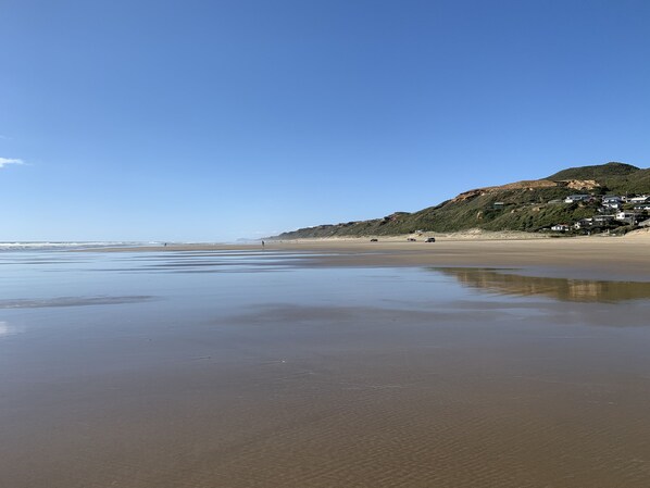 Beach - 2 Adjoining riverfront homes, spa, allow kids & pets, sleeps 14 (Te Kopuru)