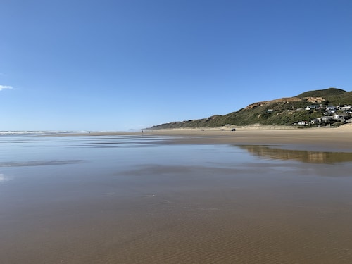 2 Adjoining riverfront homes, spa, allow kids & pets, sleeps 14