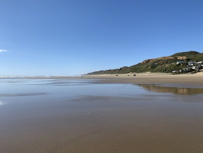 2 Adjoining riverfront homes, spa, allow kids & pets, sleeps 14