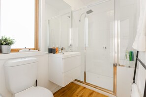 Deluxe Villa | Bathroom | Hair dryer, towels, soap, shampoo - By the Seaside  (Mornington)