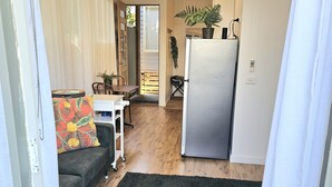 Deluxe Villa | Blackout drapes, iron/ironing board, WiFi (free), individually decorated - By the Seaside  (Mornington)
