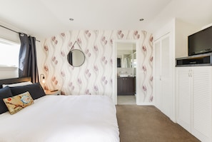 Deluxe Studio Suite | Individually decorated, individually furnished, blackout drapes - By the Seaside  (Mornington)