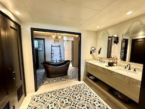 Dusj, hårføner, håndklær og såpe