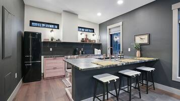 Coffee/tea maker, fridge, microwave, oven