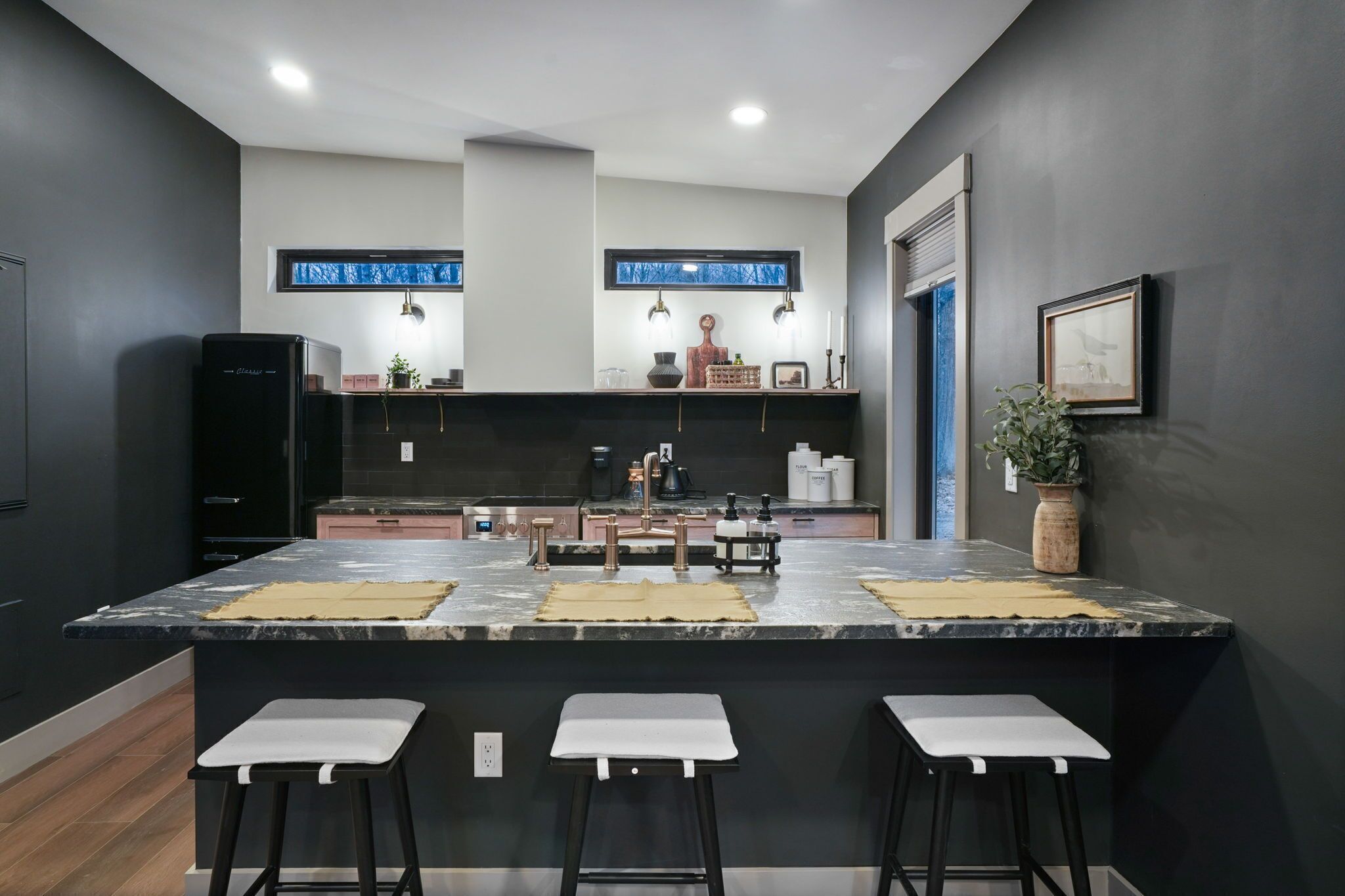 Cafeteira/chaleira, geladeira, micro-ondas, fogão