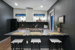 Coffee/tea maker, fridge, microwave, oven
