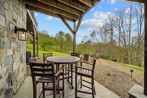 Outdoor dining - Higher Ground at Eagles Nest | Luxury Mountain Home with hot tub, fire pit (Banner Elk)