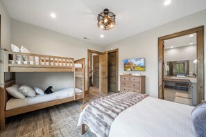 4 bedrooms, desk, iron/ironing board, free WiFi - Higher Ground at Eagles Nest | Luxury Mountain Home with hot tub, fire pit (Banner Elk)