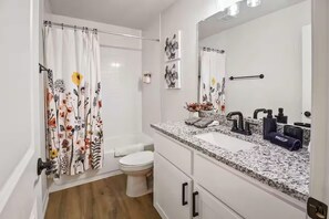 Hair dryer, towels, soap, shampoo - Alamo Ranch Retreat -Sea World, Lackland AFB, UTSA (San Antonio)