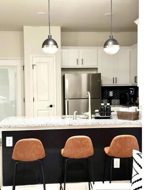 Fridge, microwave, oven, stovetop - Alamo Ranch Retreat -Sea World, Lackland AFB, UTSA (San Antonio)