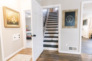 3 bedrooms, iron/ironing board, WiFi, bed sheets - King Suite by Mkat Interior Designs (Fort Wayne)