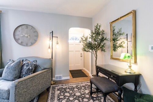 King Suite by Mkat Interior Designs