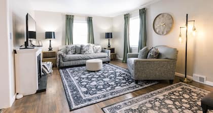 King Suite by Mkat Interior Designs
