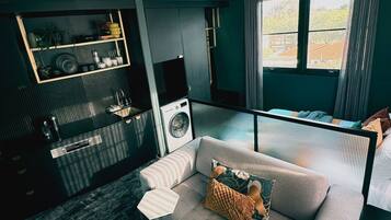 Smart TV, books, stereo