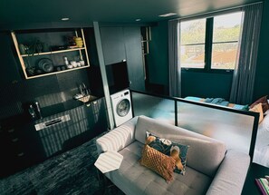 Smart TV, books, stereo - 'Hive’ Cosy Elevated Micro Stay - Central Location (Braddon)