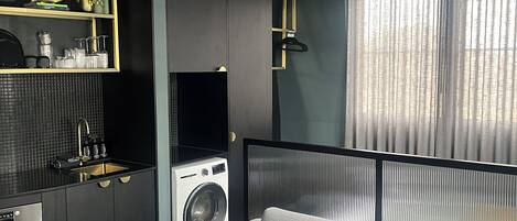 Smart TV, libros, estéreo