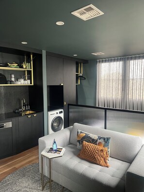 Smart TV, books, stereo - Luxury, hive-themed micro-apartment. 300m to tram stop. Walk to Lonsdale St. (Braddon)