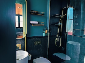 Douche, articles de toilette écologiques, séchoir à cheveux