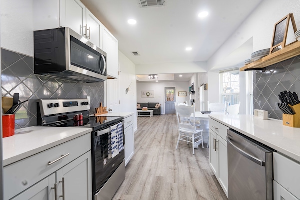 Een microgolfoven, een oven, een kookplaat, een vaatwasser