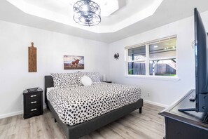 4 bedrooms, iron/ironing board, WiFi, bed sheets