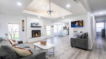 Una Smart TV, una chimenea