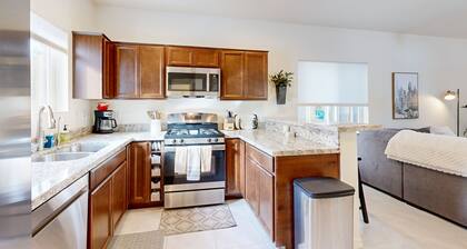 🏡, Bright dog-friendly condo with a generous balcony - near skiing & golf