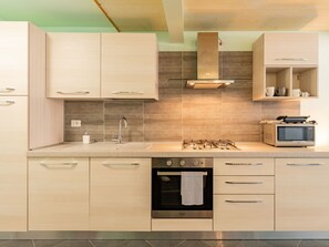 Een koelkast, een magnetron, een oven, een vaatwasser