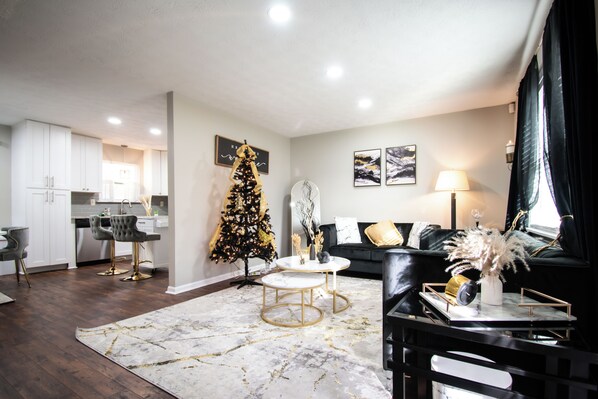 Smart TV, fireplace