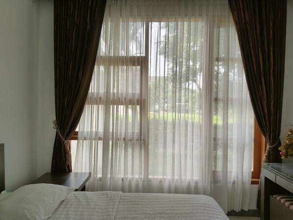 Double Room | Bed sheets - Twin Guest House Grand Wisata (Bekasi)