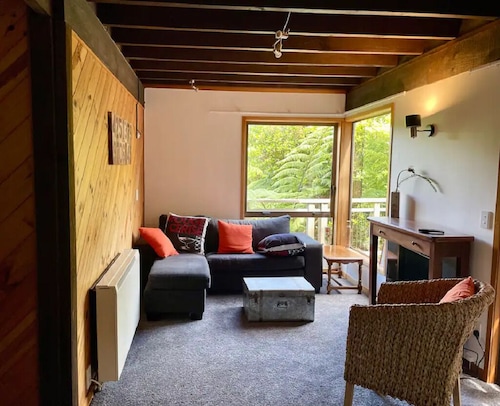 Pomare cosy bush cabin 850m from Hi-way2 exit, w/i terrace&sea view, 2km-city