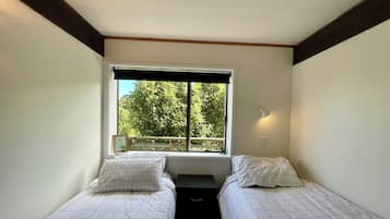 3 bedrooms, desk, iron/ironing board, free WiFi