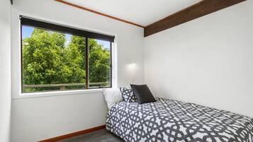3 bedrooms, desk, iron/ironing board, WiFi (free)
