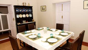 Room, 3 Bedrooms (1 Dingley Dell) | Dining room