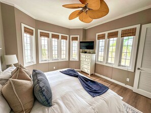 3 bedrooms, desk, iron/ironing board, travel cot - Amazing ocean & sunset views, steps from the beach (Fort Myers Beach)