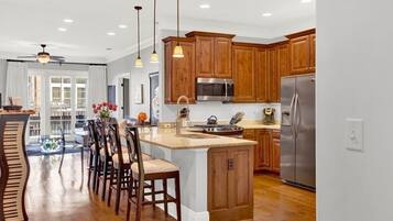 Geladeira, micro-ondas, fogão, cooktop