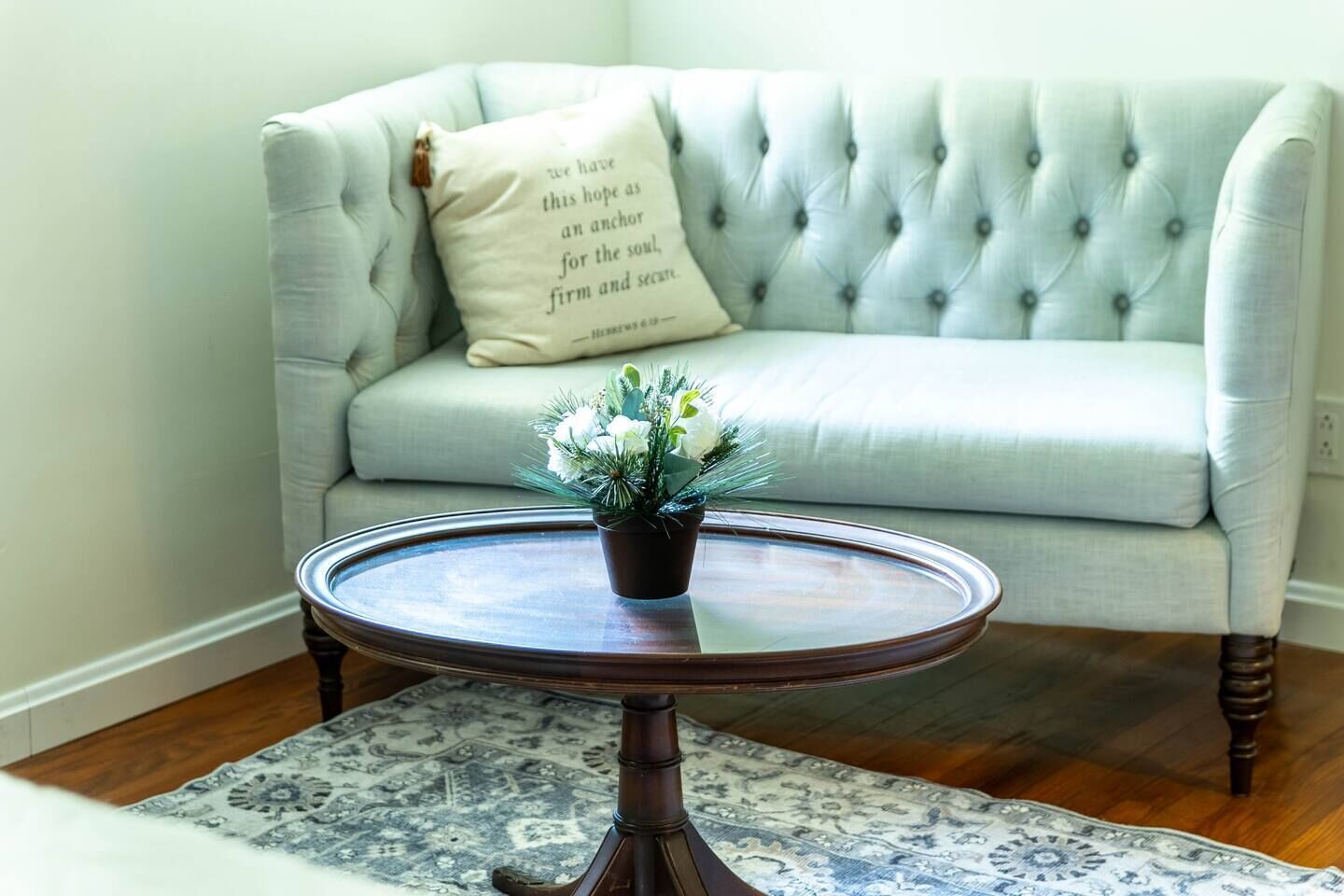 Smart TV, tavolo da ping pong, libri