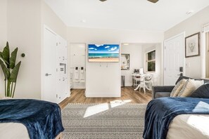 6 bedrooms, travel cot, free WiFi, bed sheets - Remodeled PB Homes w/ Parking - AC - steps2beach - Sleeps 28 - 5 homes combined! (San Diego)