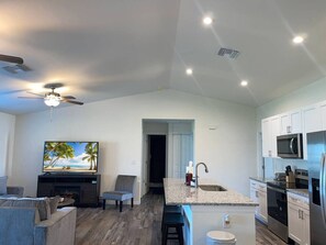 Refrigerador, microondas, horno, placa de cocina