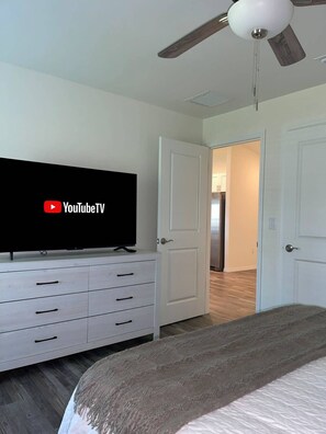 4 bedrooms, desk, iron/ironing board, travel cot - New Construction w/ Lanai. Great for 2 Families! (Cape Coral)