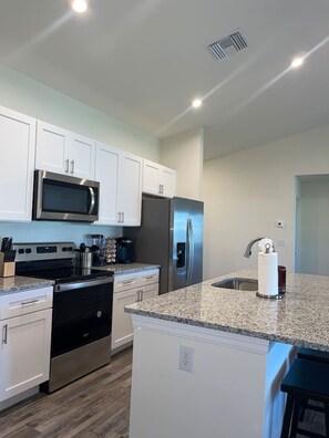 Réfrigérateur, micro-ondes, four, plaque de cuisson