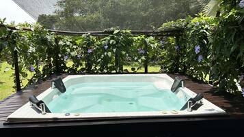 Bañera de hidromasaje al aire libre