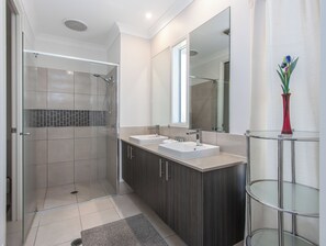 Dusch, hårtork och handdukar