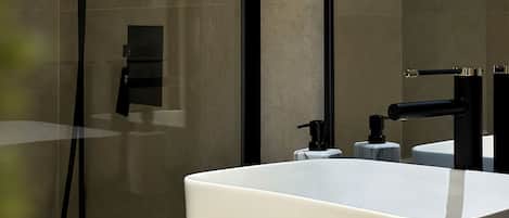 Een douche, een haardroger, handdoeken, zeep