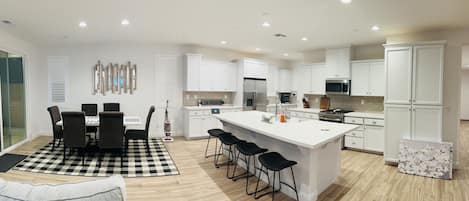 Jääkaappi, mikroaaltouuni, uuni