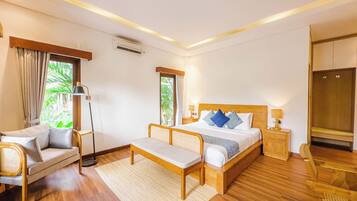 Suite, vistas a la piscina | 1 dormitorio, minibar, escritorio y wifi gratis