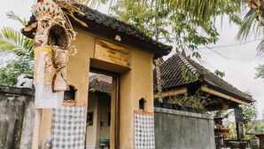 A traditional house with a sign reading "UBUD SHANTI RICEFIELD HOUSE." - Ubud Shanti Rice Field House By Supala (Ubud)