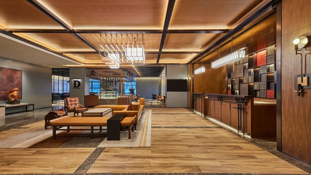 A modern lobby with a wooden floor, leather seating, a reception desk, and a bar area. - Four Points By Sheraton Xi’An High-Tech Zone (Xi'an)