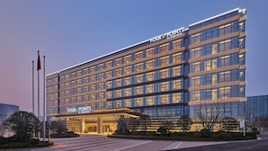 A modern hotel with a glass facade, multiple floors, and a prominent signage for 'Four Points by Sheraton'. - Four Points By Sheraton Xi’An High-Tech Zone (Xi'an)