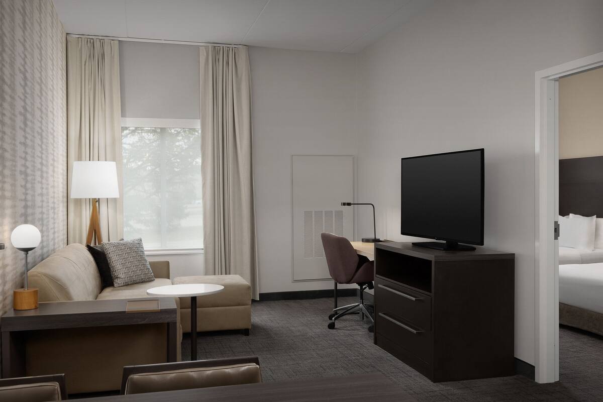 Suite, 1 cama matrimonial | Caja de seguridad en la habitación y escritorio